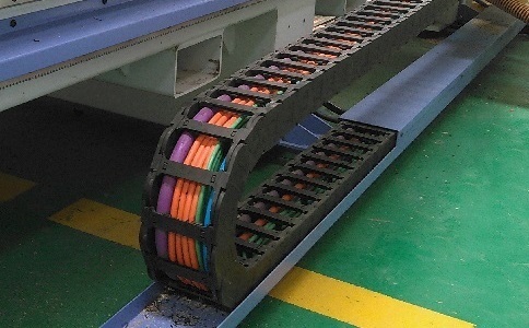 電纜、氣管、水管都可置于拖鏈中